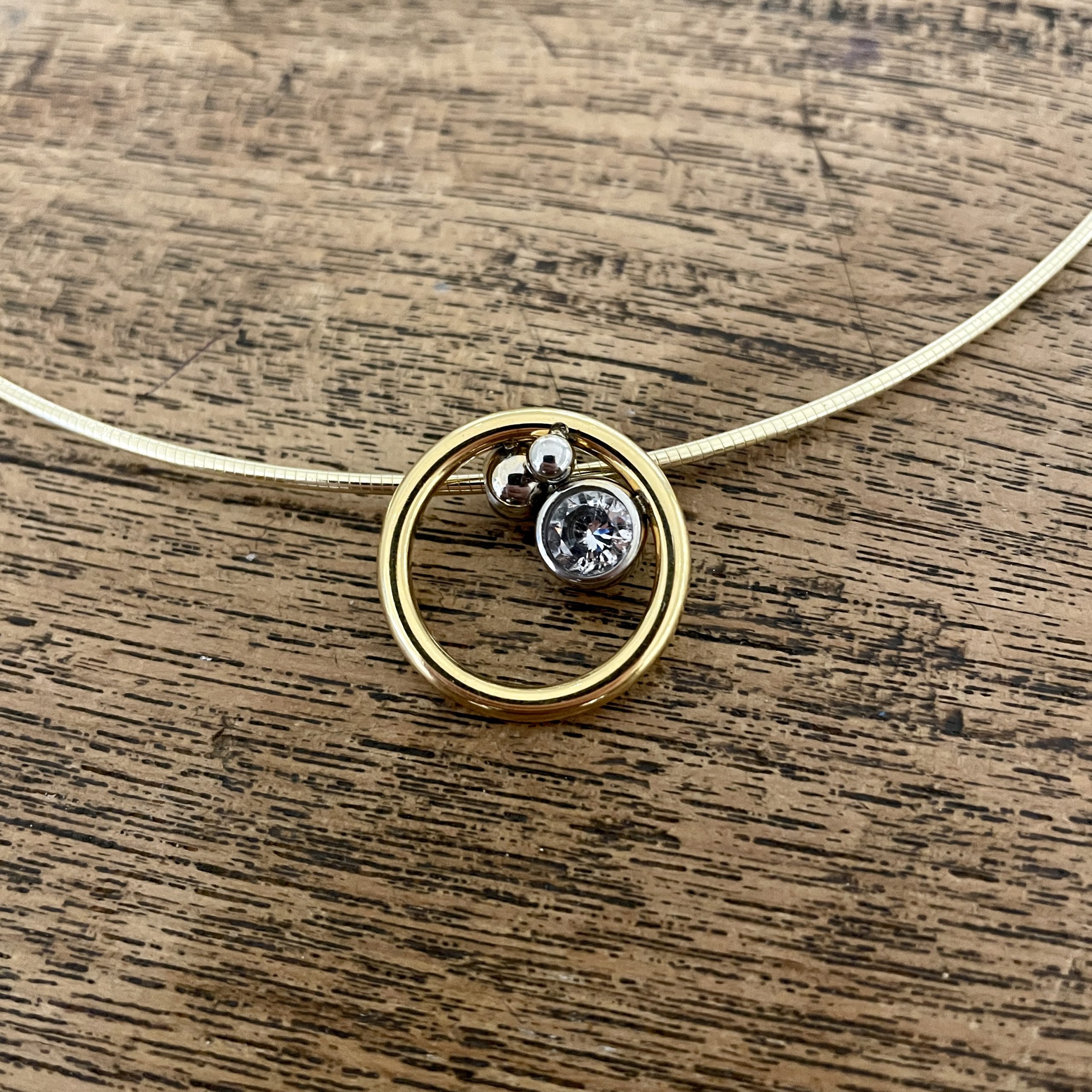 Grande Solitaire Goud zirconia & Omega collier – ISIS-Jewels